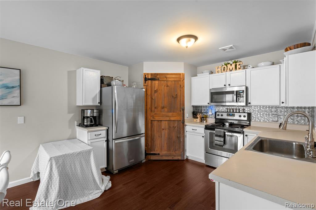 8586 Cass River Drive, Fowlerville, MI 48836 — Photo 15