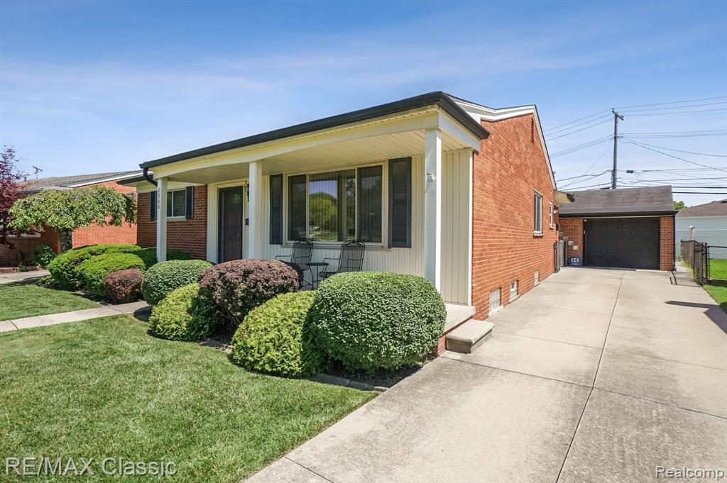 6900 CRESTWOOD Street, Dearborn Heights, MI 48127 — Photo 2