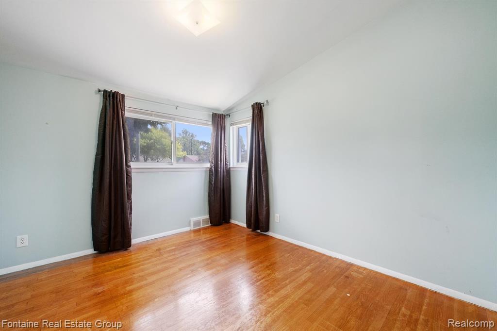 8657 Mercedes Street, Dearborn Heights, MI 48127 — Photo 18