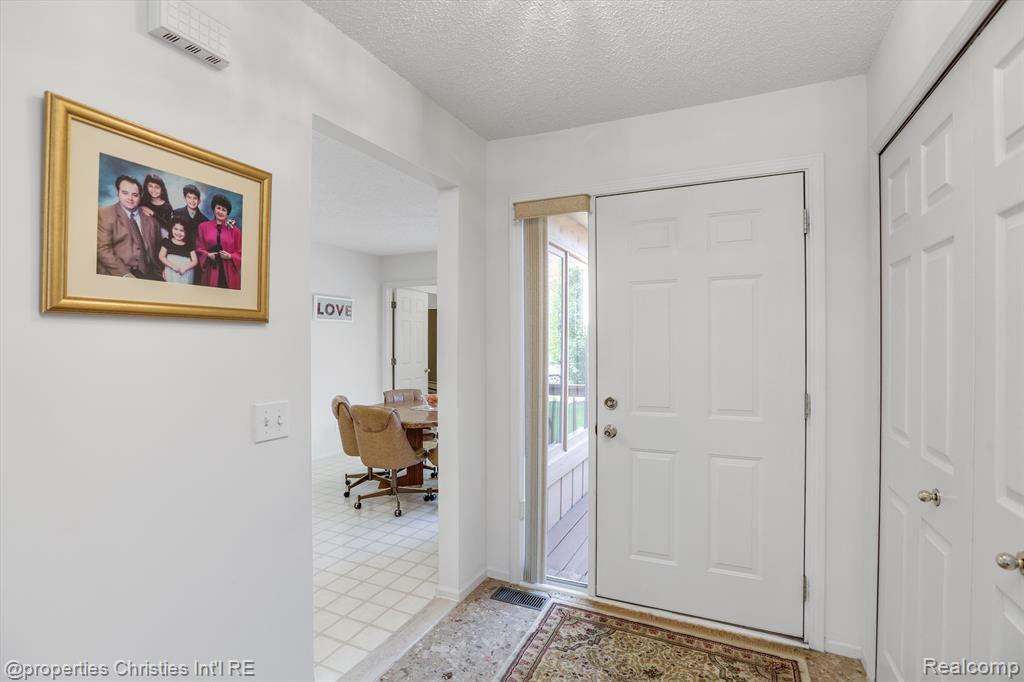 35211 White Pine Trail, Farmington Hills, MI 48335 — Photo 7