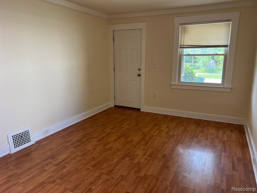 423 E MILTON Avenue, Hazel Park, MI 48030 — Photo 2