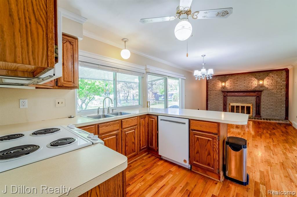9121 TAVISTOCK Drive, Plymouth, MI 48170 — Photo 16