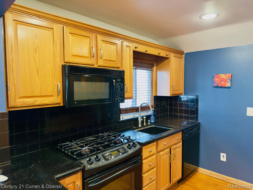 8320 Robindale Avenue, Dearborn Heights, MI 48127 — Photo 17