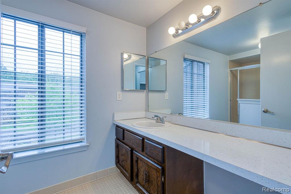 26188 SUMMERDALE Drive, Southfield, MI 48033 — Photo 21