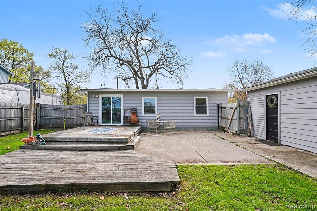 717 Oak Park Drive, Fenton, MI 48430 — Photo 11