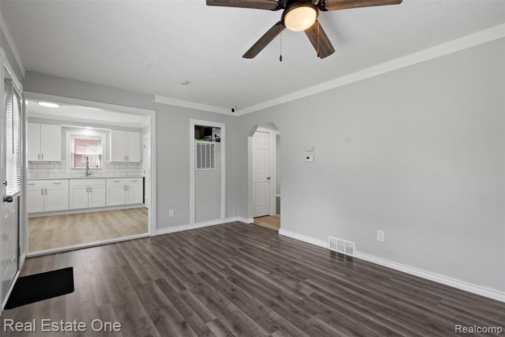 12725 RIVERVIEW, Detroit, MI 48223 — Photo 4