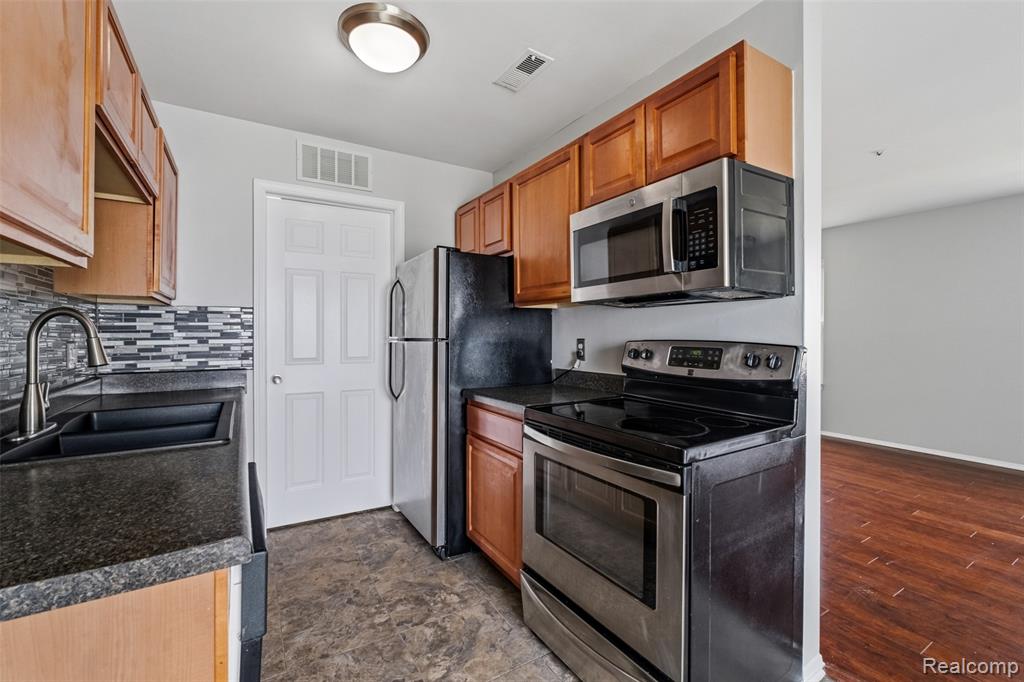 42564 Saratoga Road, 31, Canton, MI 48187 — Photo 14