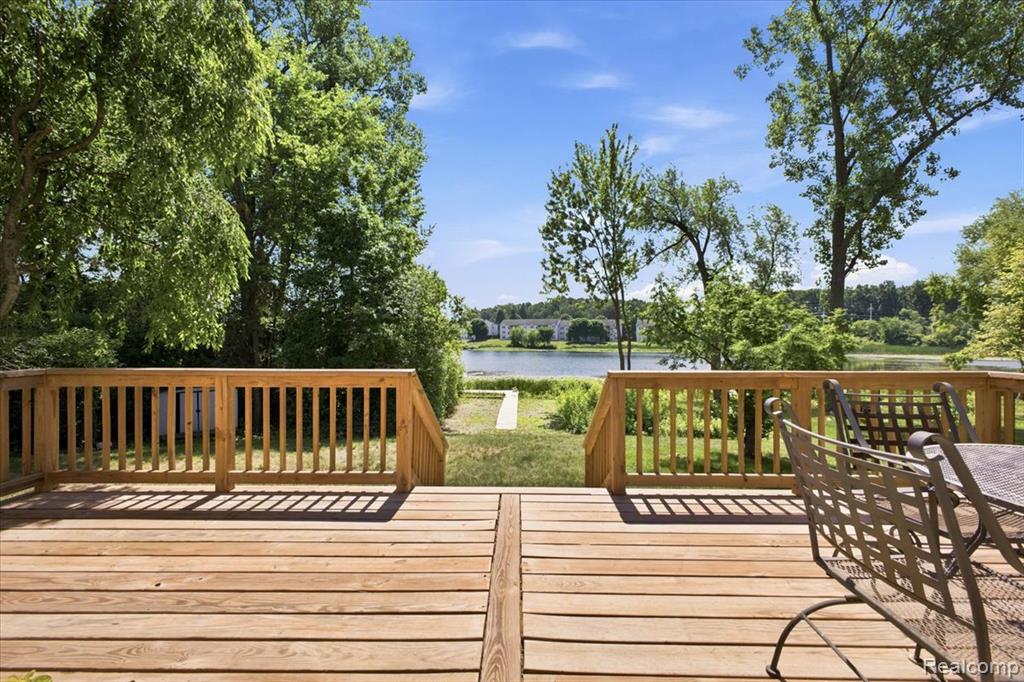879 Barren Oaks Drive, Pontiac, MI 48341 — Photo 35
