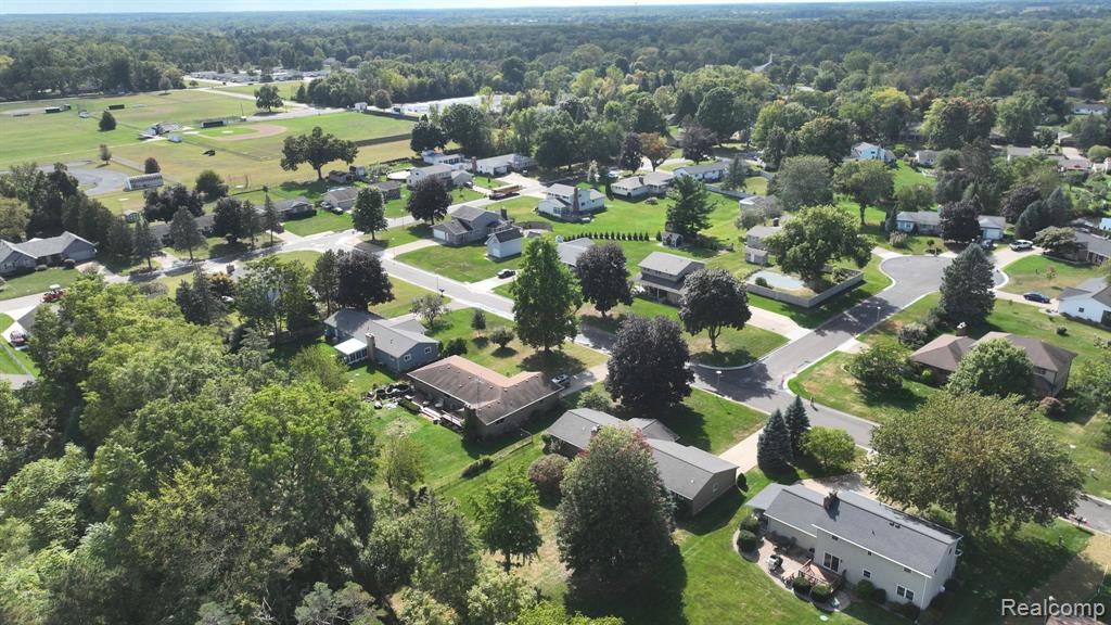 5204 Applewood Drive, Flushing, MI 48433 — Photo 23