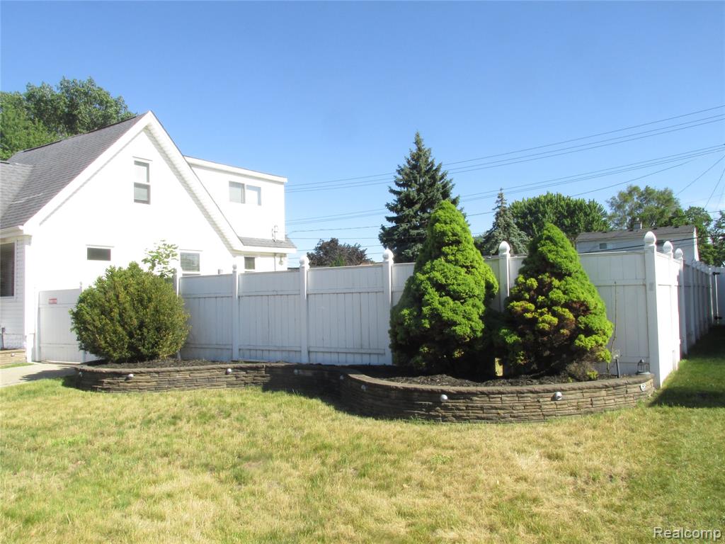984 E Mahan Avenue, Hazel Park, MI 48030 — Photo 3