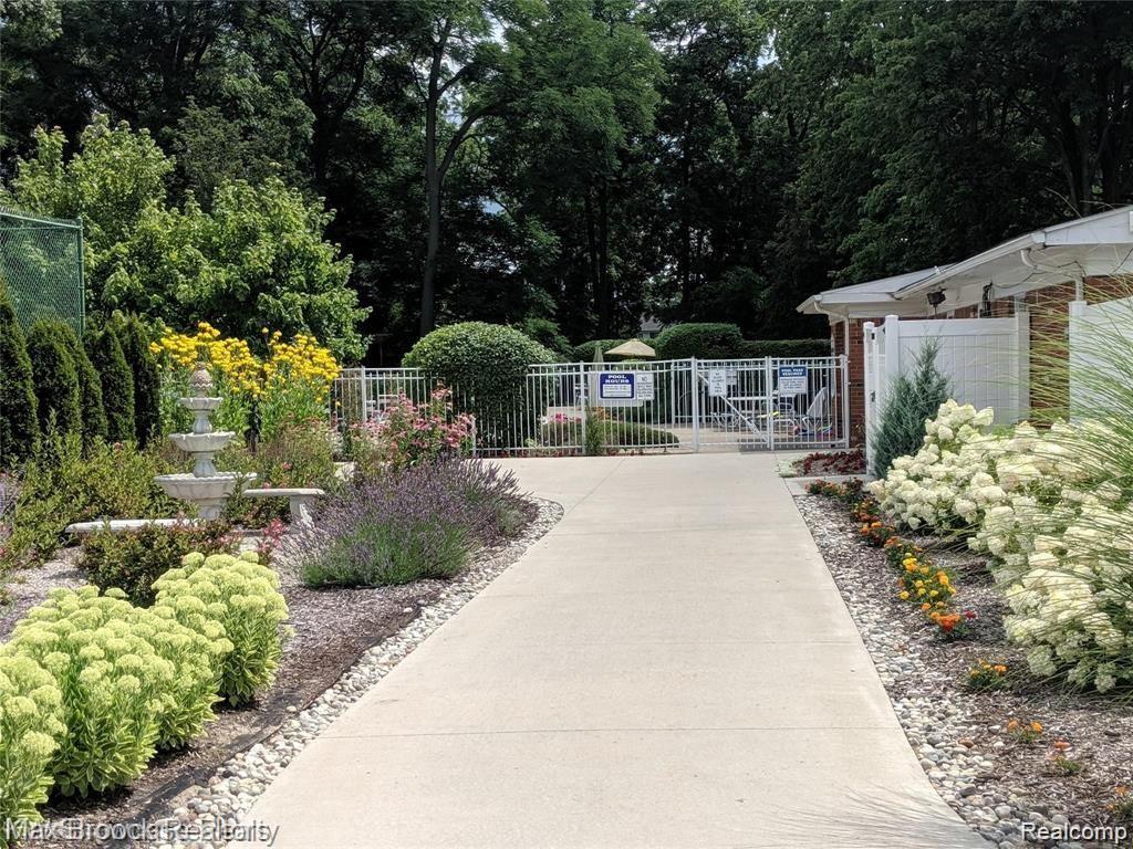 664 E FOX HILLS Drive, Bloomfield Hills, MI 48304 — Photo 17