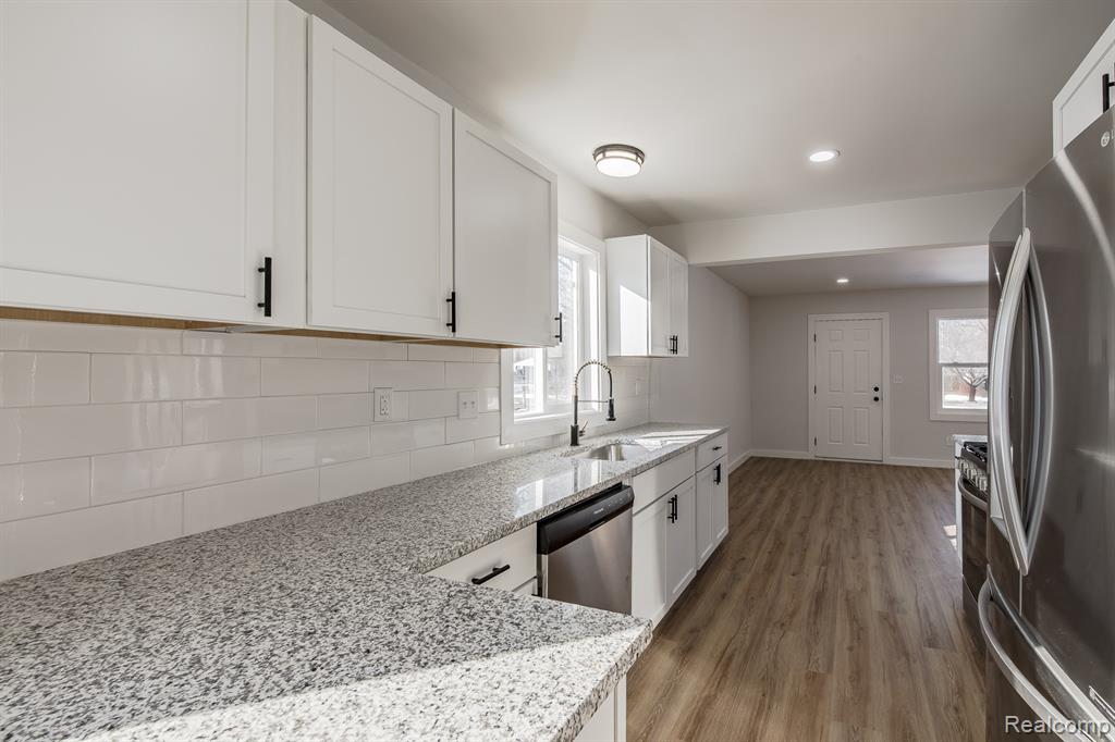 4075 Kempf Street, Waterford, MI 48329 — Photo 16