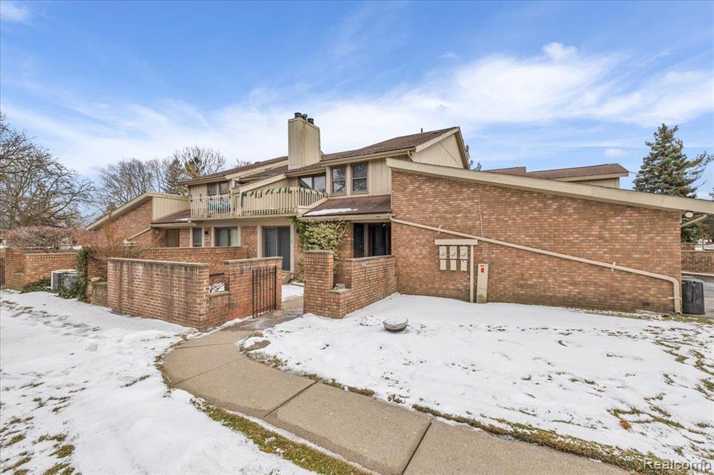 1570 S HILL Boulevard, Bloomfield Hills, MI 48304 — Photo 2