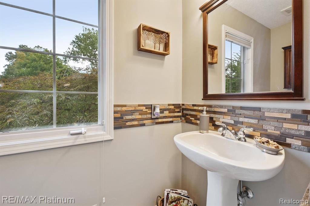 8872 Thornapple Drive, Pinckney, MI 48169 — Photo 33