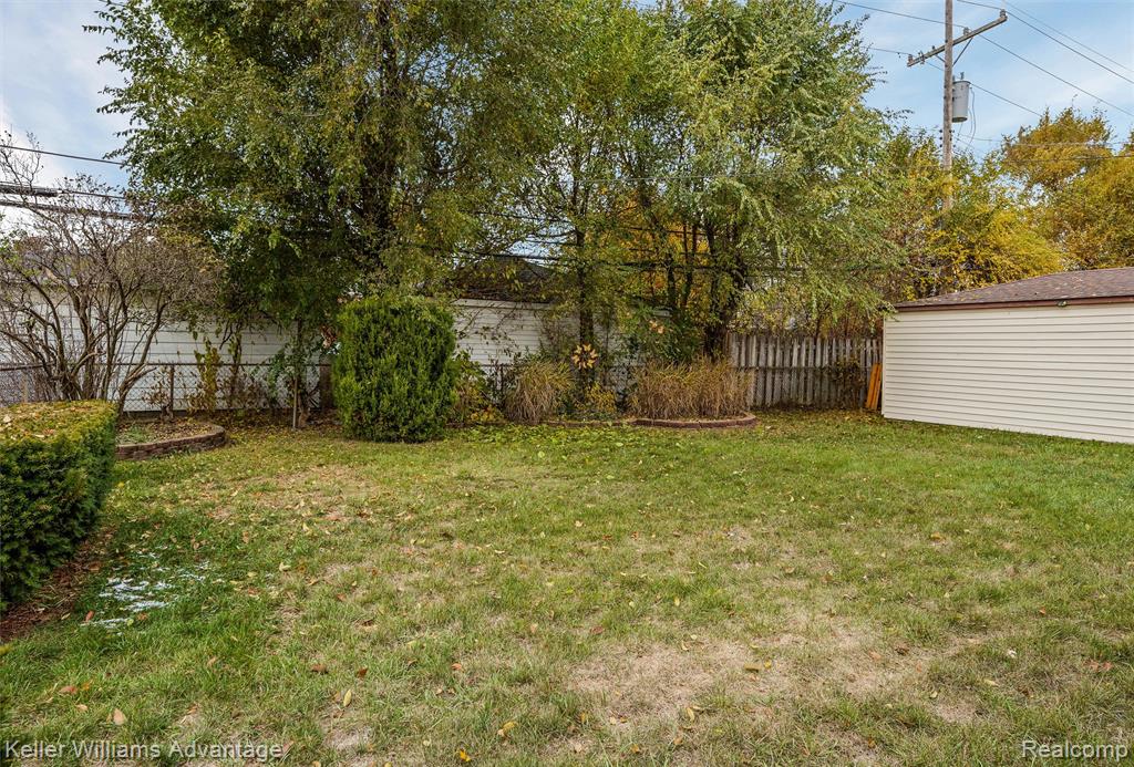 6927 Apache Trail, Westland, MI — Photo 28