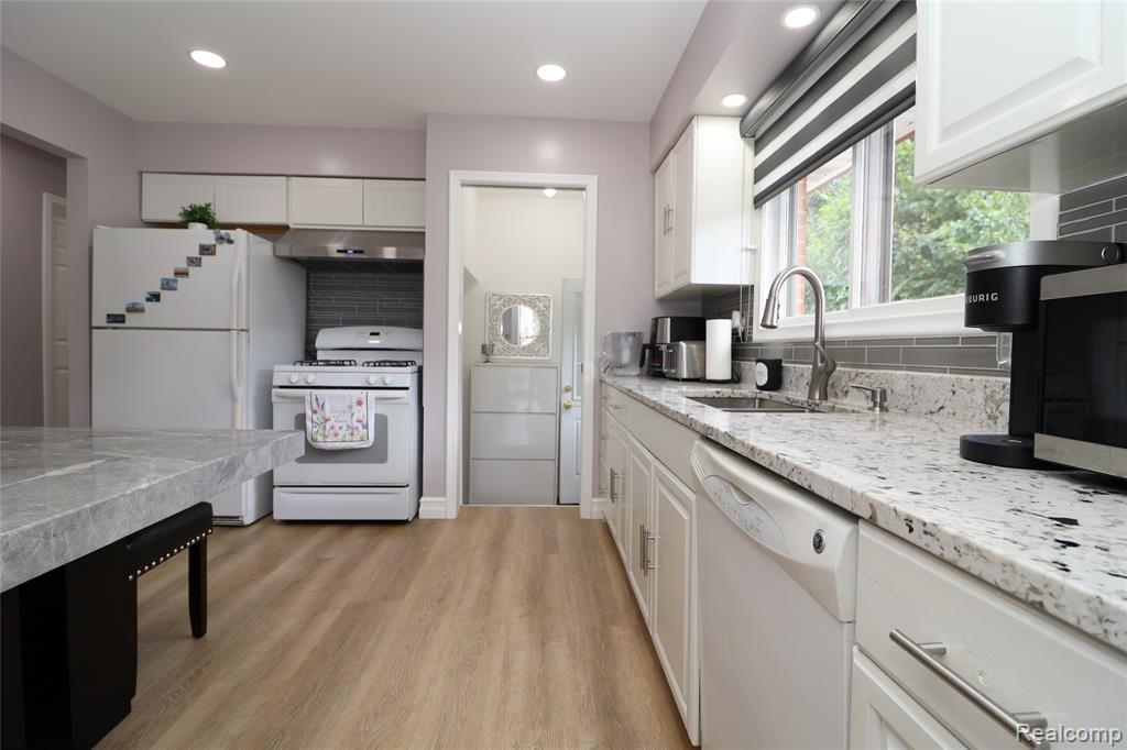 6840 N Silvery Lane, Dearborn Heights, MI 48127 — Photo 20