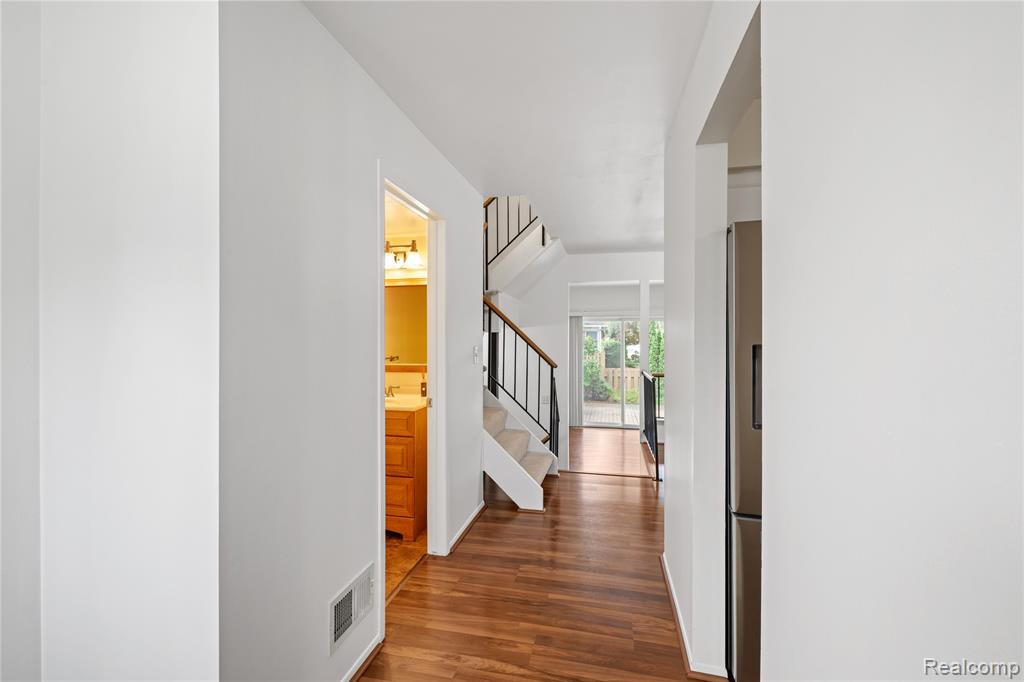 1747 Brentwood Drive, 305, Troy, MI 48098 — Photo 4