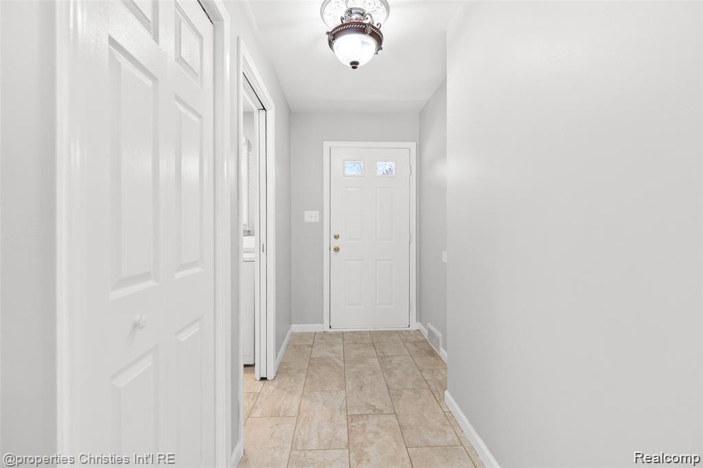 6881 W DARTMOOR Road, West Bloomfield, MI — Photo 15