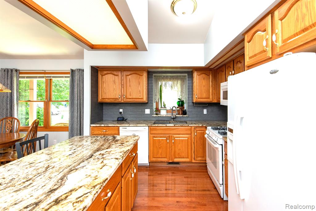 906 VILLAGE Drive, Davison, MI 48423 — Photo 12
