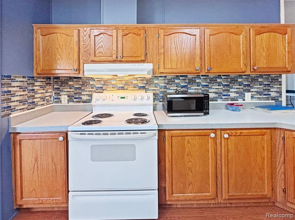 8489 Barkwood Circle, Fenton, MI 48430 — Photo 9
