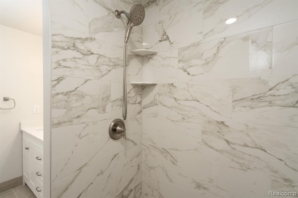4909 Crooks Road, D4, Royal Oak, MI 48073 — Photo 11