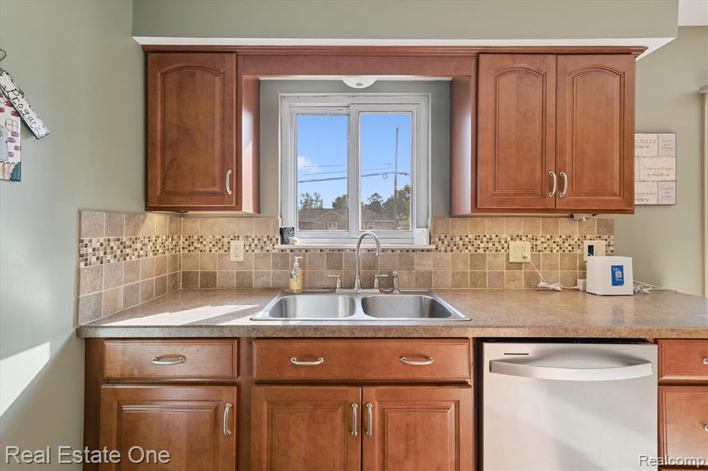 2436 Woodlawn Street, Wolverine Lake, MI 48390 — Photo 13