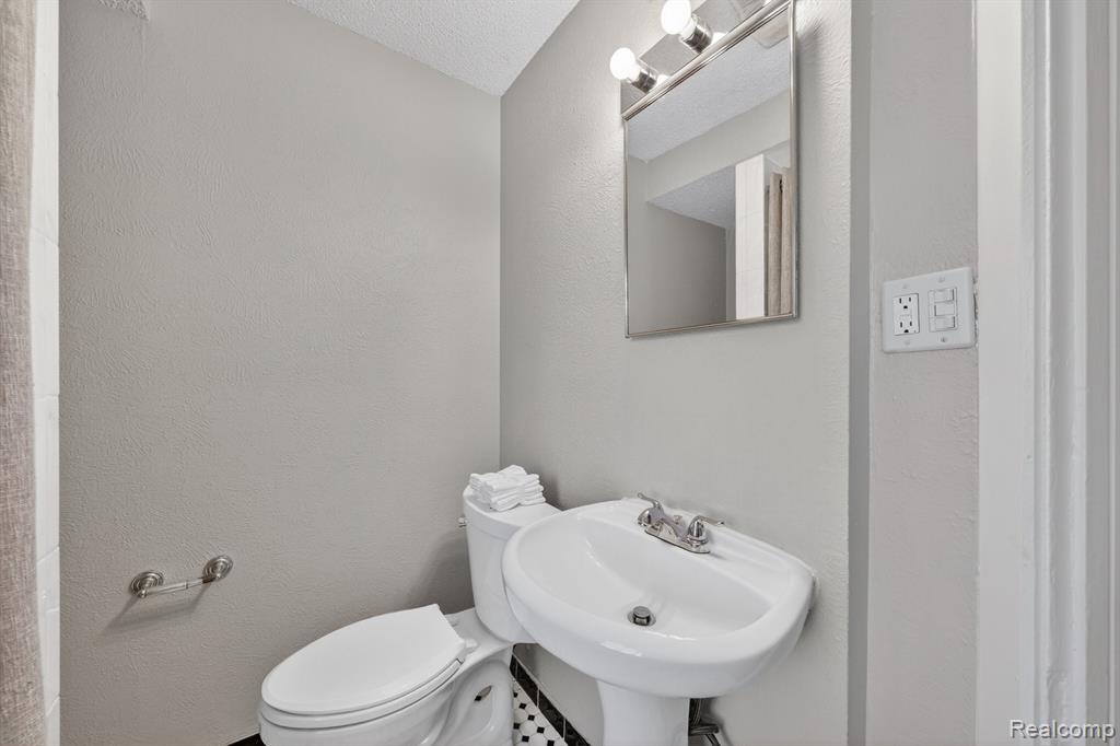 582 E Drayton Street, Ferndale, MI 48220 — Photo 21