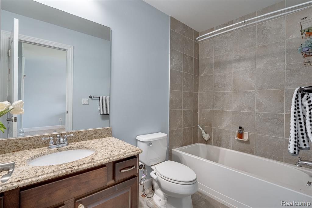 47576 VALENCIA Circle, Novi, MI — Photo 58