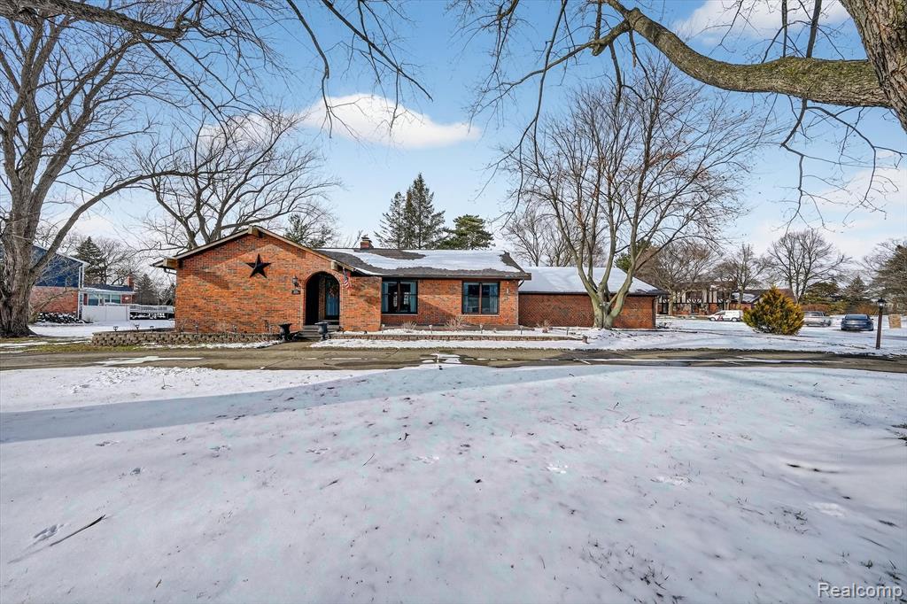 5397 Sutton Place, Grand Blanc, MI 48439 — front exterior