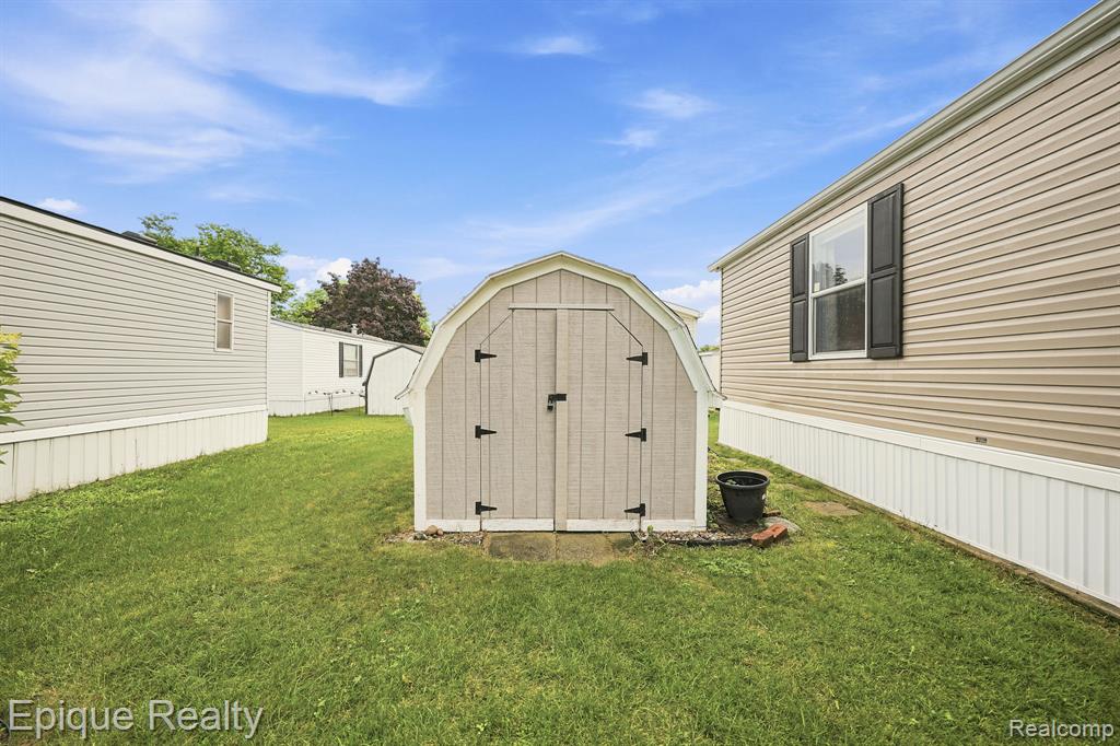48580 Pineview Drive, Shelby Twp, MI 48317 — Photo 23