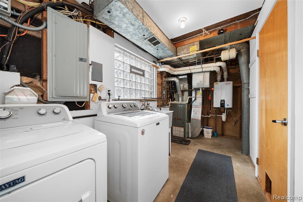545 Woodbridge Circle, Waterford, MI 48327 — Photo 24