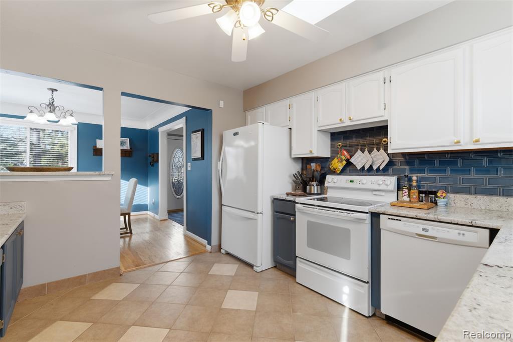 4051 Lake Front Street, Waterford, MI 48328 — Photo 13