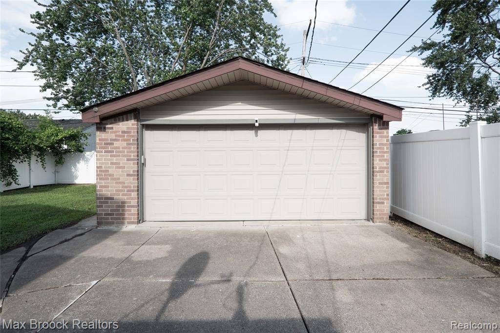 8212 Carrousel Boulevard, Westland, MI — Photo 27