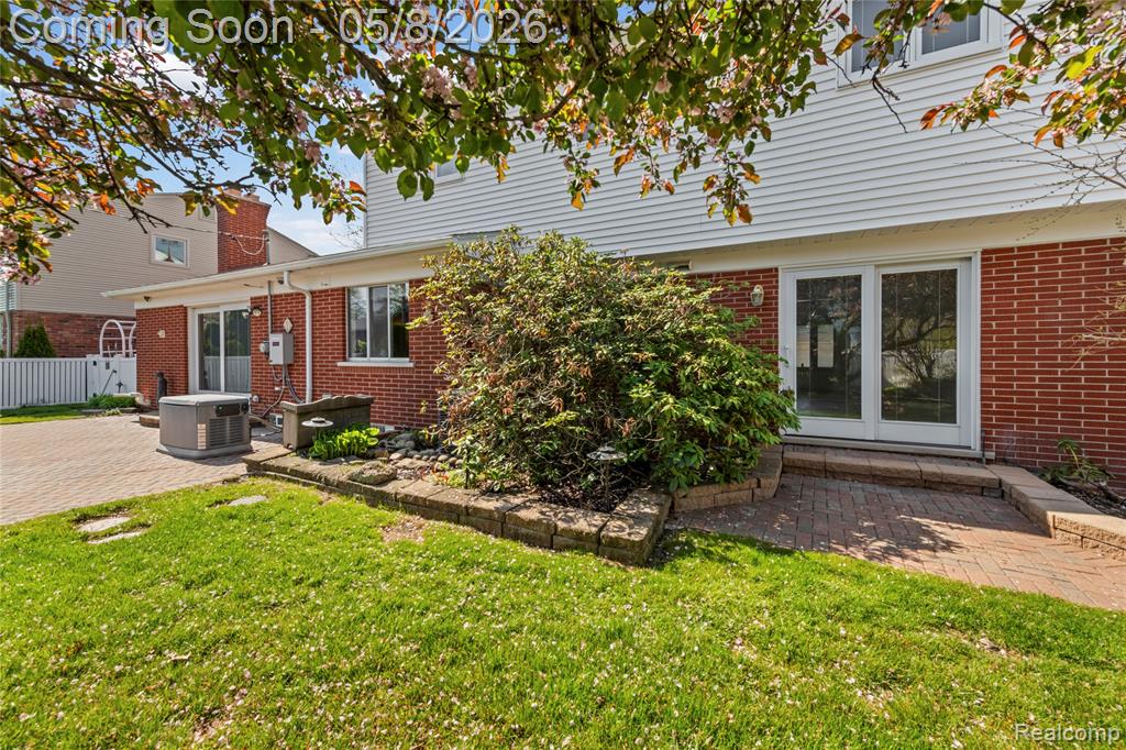 690 Briarcliff Drive, Grosse Pointe Woods, MI 48236 — Photo 7
