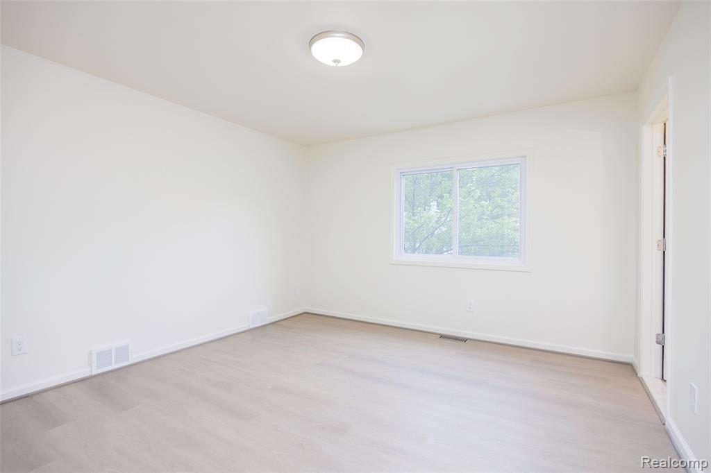 20505 Ridgemont Road, Harper Woods, MI 48225 — Photo 19