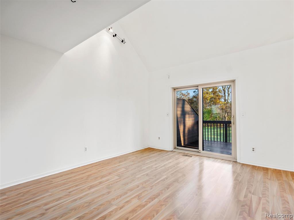 9026 E Bluewater Drive, Clarkston, MI 48348 — Photo 5