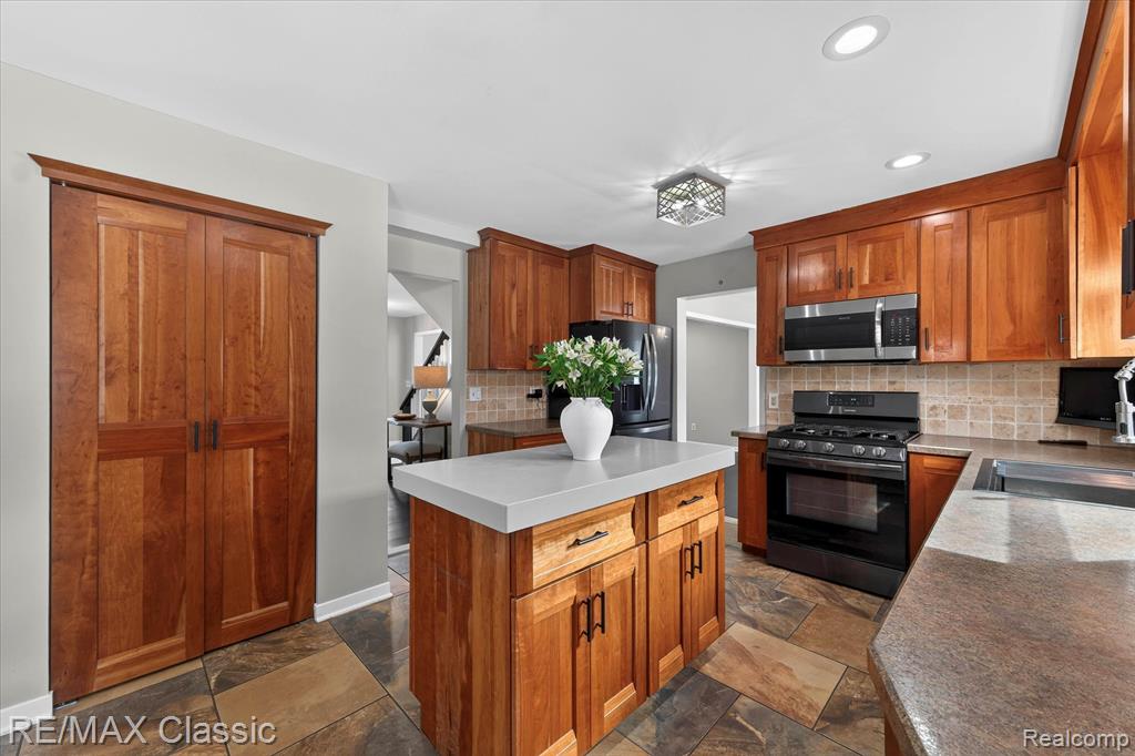 9377 Pineview Drive, Plymouth, MI 48170 — Photo 10