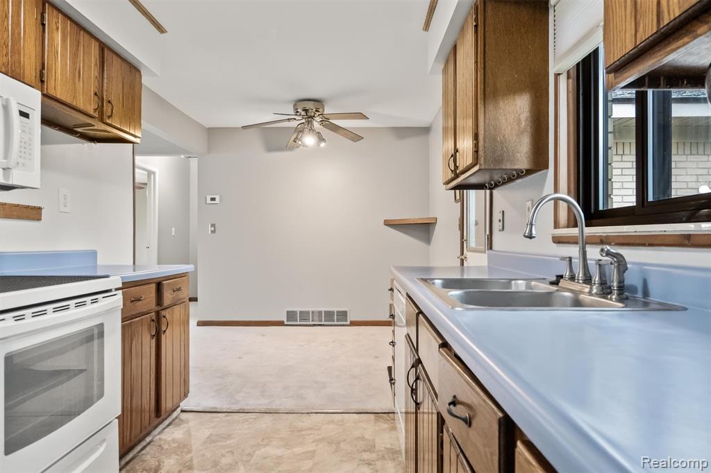 2475 Lafay Drive, West Bloomfield, MI 48324 — Photo 13
