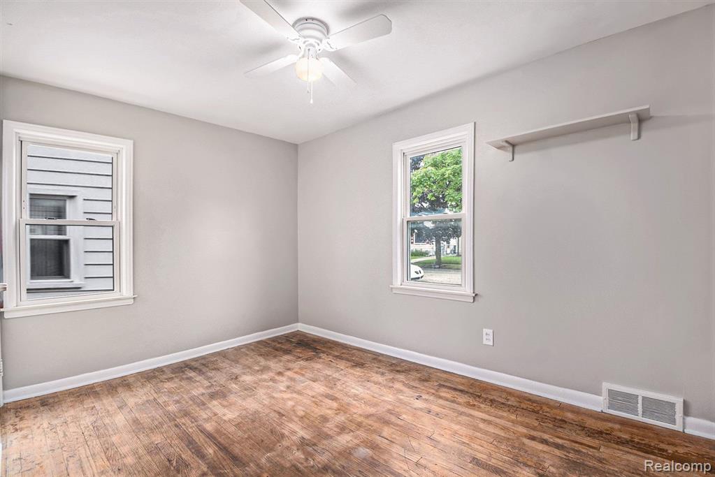 953 E BRICKLEY Avenue, Hazel Park, MI 48030 — Photo 9