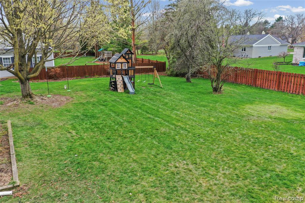 9332 Oakmont Drive, Grand Blanc, MI 48439 — Photo 10