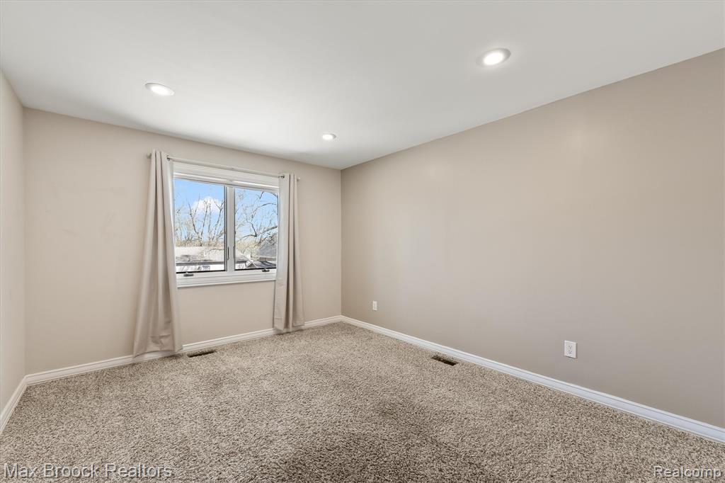 2375 Lakeside Drive, Highland, MI 48356 — Photo 32