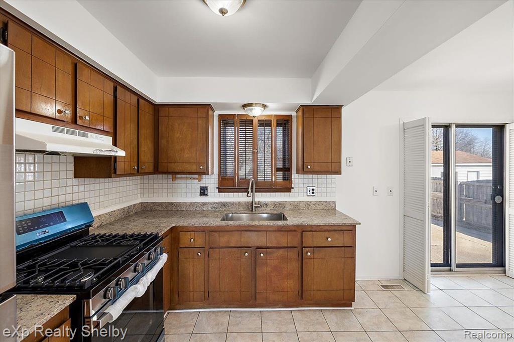 39622 UNIVERSITY Drive, Sterling Heights, MI 48310 — Photo 14