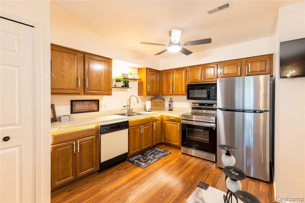 8187 Grays Drive, B7, Grosse Ile, MI 48138 — Photo 8