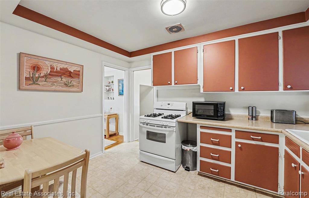 9219 Melrose Street, Livonia, MI 48150 — Photo 4