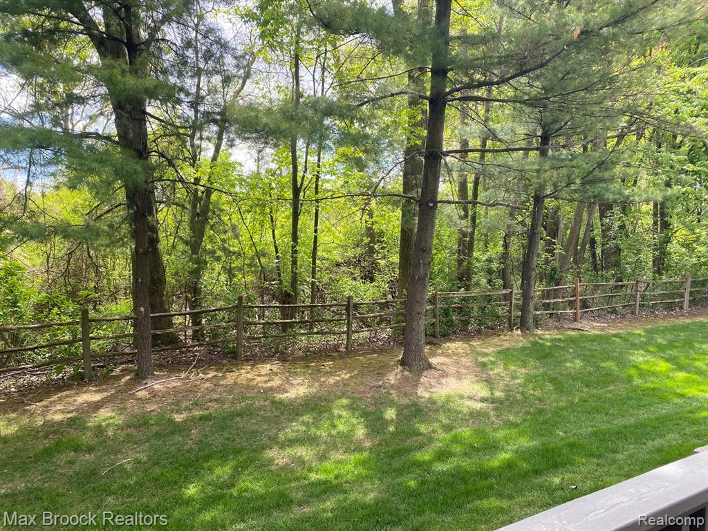 16226 PINE RIDGE Drive N, Fraser, MI 48026 — Photo 12