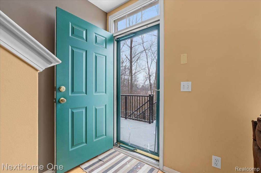 609 VILLAGE Lane, Milford, MI 48381 — Photo 2