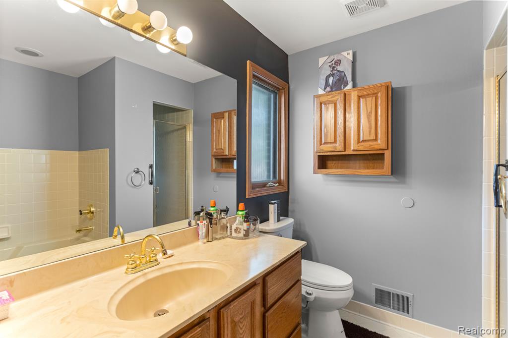 812 N BEECH DALY Road, Dearborn Heights, MI 48127 — Photo 19