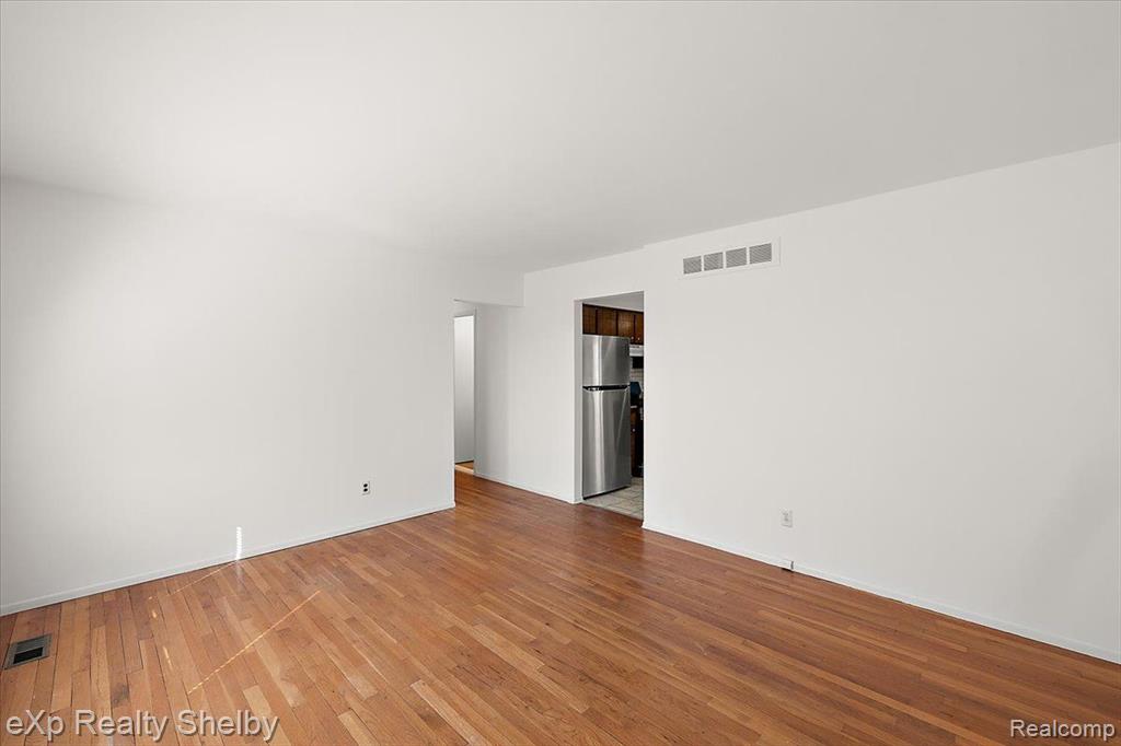 39622 UNIVERSITY Drive, Sterling Heights, MI 48310 — Photo 12