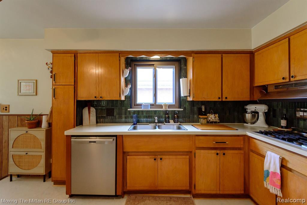 6604 COLONIAL Street, Dearborn Heights, MI 48127 — Photo 8