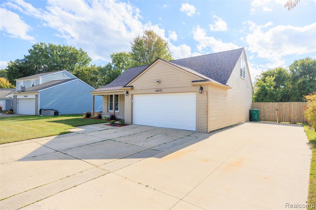 54253 Bradshaw Drive, New Baltimore, MI 48047 — Photo 2